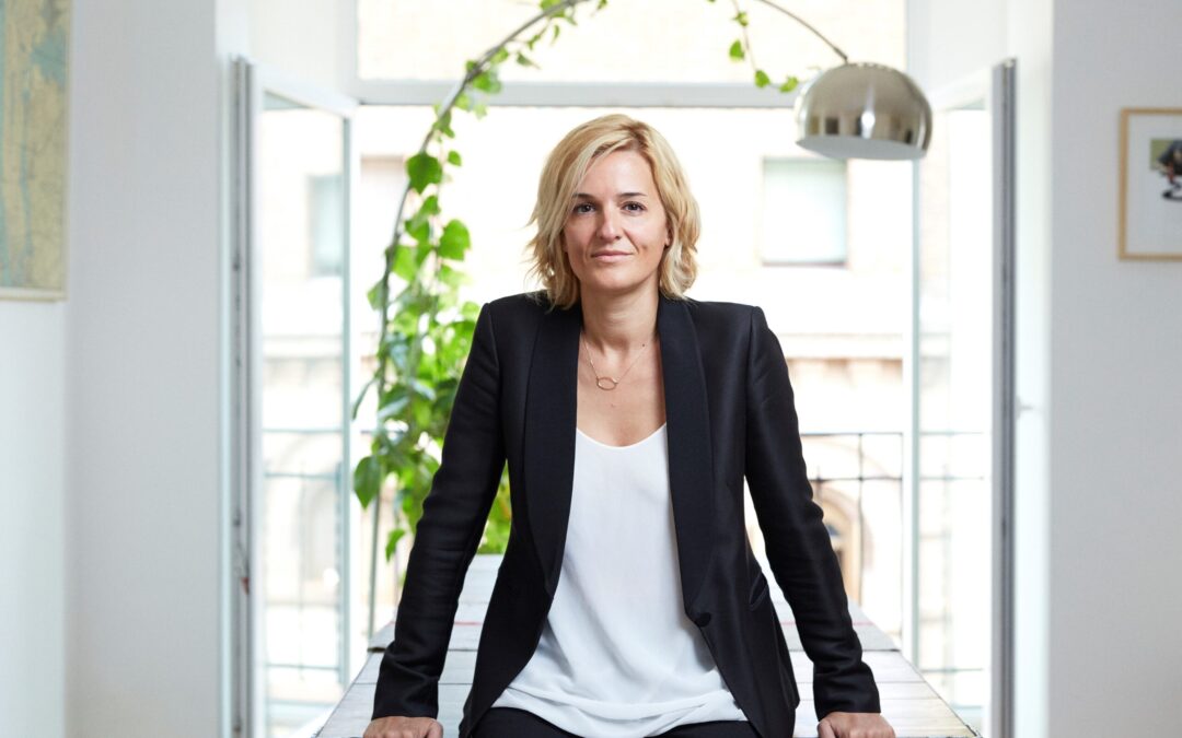 Natalia Martos es abogada, experta en tecnología y privacidad desde el 2002, primero en el mundo de la tecnología con la red social Tuenti, Grupo Prisa y más tarde en firmas como Andersen Tax & Legal y Pérez Llorca, ahora CEO y fundadora de Legal Army.