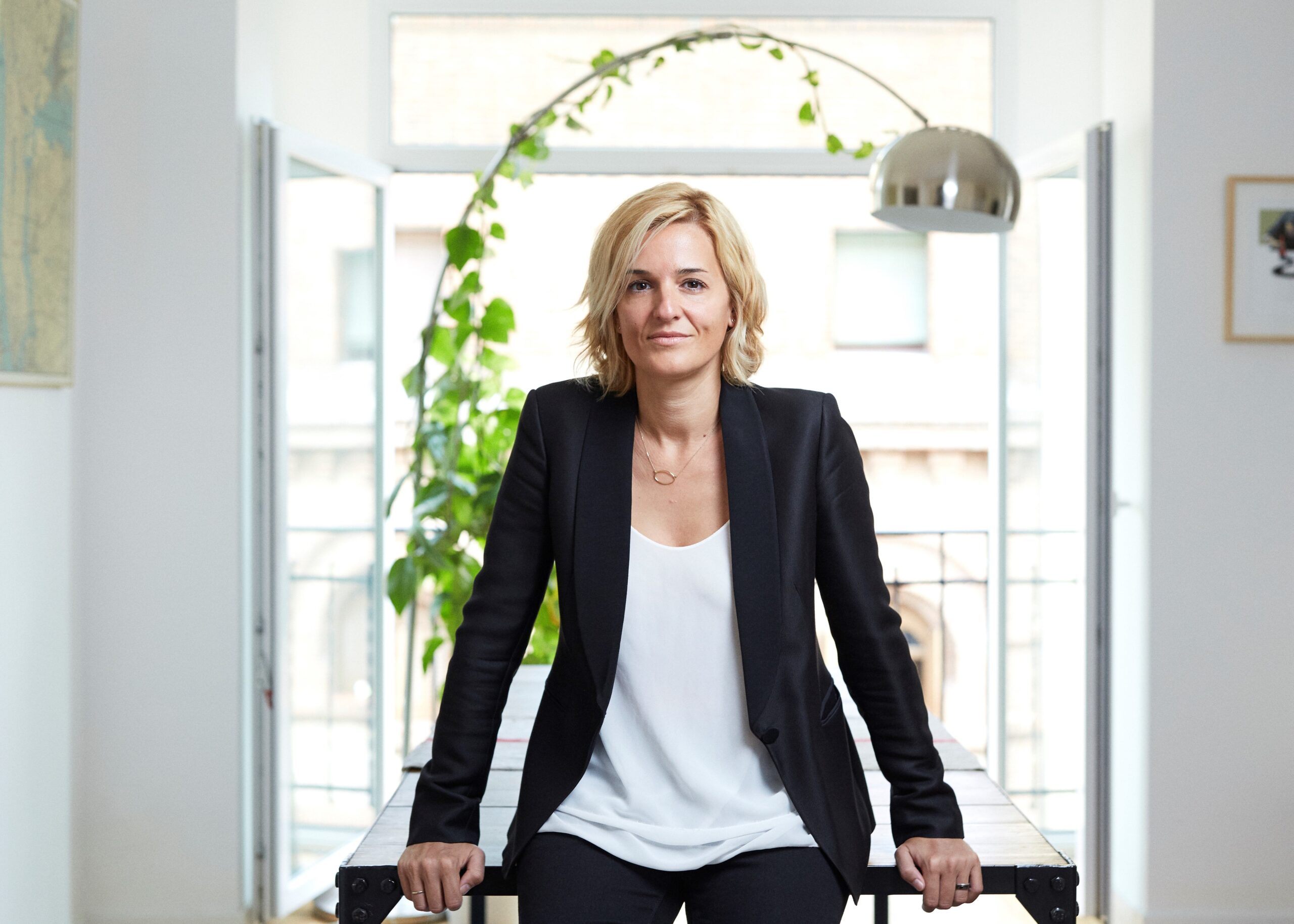Natalia Martos es abogada, experta en tecnología y privacidad desde el 2002, primero en el mundo de la tecnología con la red social Tuenti, Grupo Prisa y más tarde en firmas como Andersen Tax & Legal y Pérez Llorca, ahora CEO y fundadora de Legal Army.