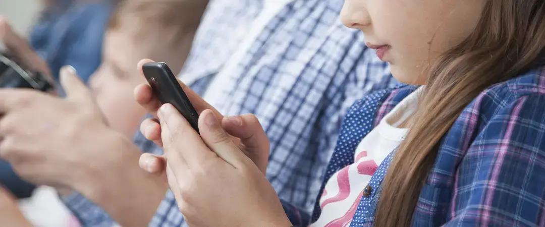 Meta refuerza la seguridad de los usuarios menores de edad en sus chatbots tras la divulgación de un polémico informe de Reuters