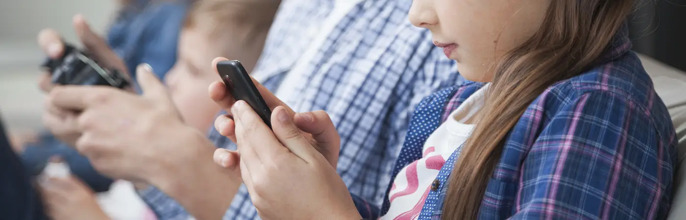 Meta refuerza la seguridad de los usuarios menores de edad en sus chatbots tras la divulgación de un polémico informe de Reuters