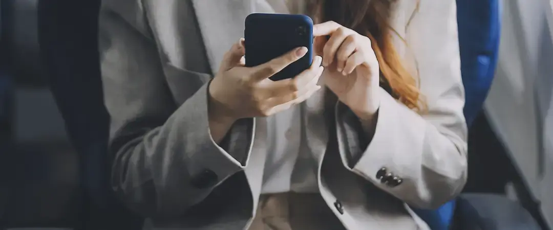 La AEPD sanciona a LVMH Iberia con 42.000 € por incluir a una empleada en un grupo de WhatsApp corporativo sin base legal